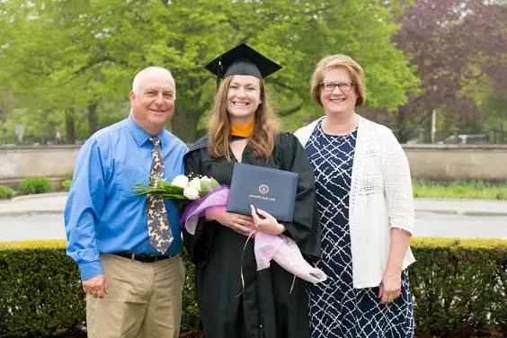 爸爸妈妈和女儿在毕业典礼上